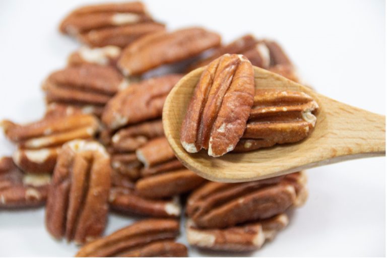 ピーカンナッツをまぶしたチキンのマスタードソース添えのレシピ