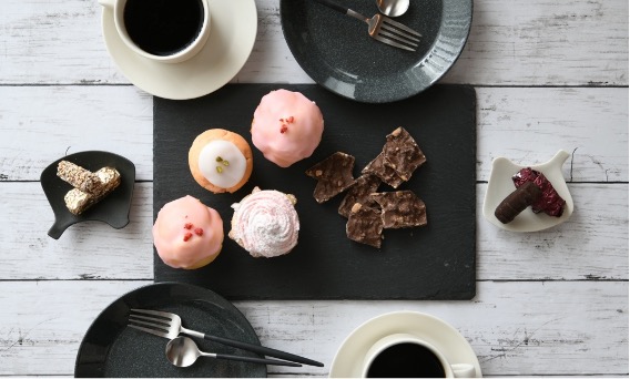 オーガニックの黒ごま、白ごまを使用したチョコレートでホッと一息！